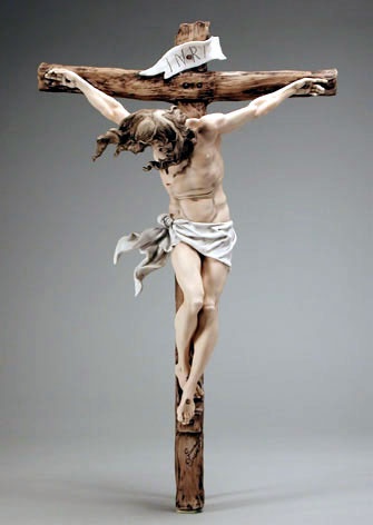 Pesta Salib Suci [C]
14 September 2025
Yohanes 3:13-17

Salib adalah simbol universal Kristiani. Orang-orang Kristen mengenakannya sebagai bentuk perhiasan, seperti kalung, cincin, dan anting-anting, baik sebagai tanda devosi atau iman, maupun sekadar sebagai fashion. Gereja, dan berbagai institusi Kristiani memiliki salib sebagai penandanya. Namun, meskipun kita mungkin sudah familiar, sejarah dan makna mendalam salib sering kali diabaikan.
